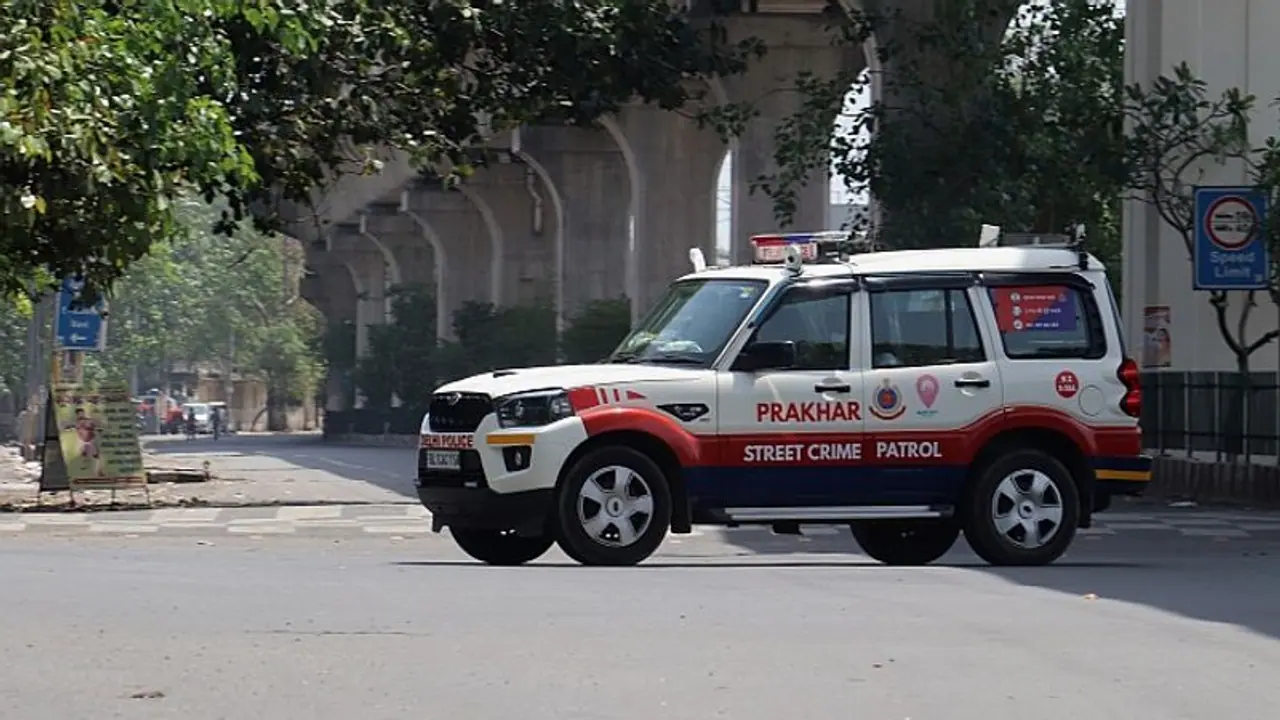 Police vs Public ತ್ರಿಬಲ್ ರೈಡ್ ಸ್ಕೂಟಿ ನಿಲ್ಲಿಸಿದ ಪೊಲೀಸ್‌ಗೆ ಮಹಿಳೆ ಸೇರಿ ಸಾರ್ವಜನಿಕರಿಂದ ಥಳಿತ!