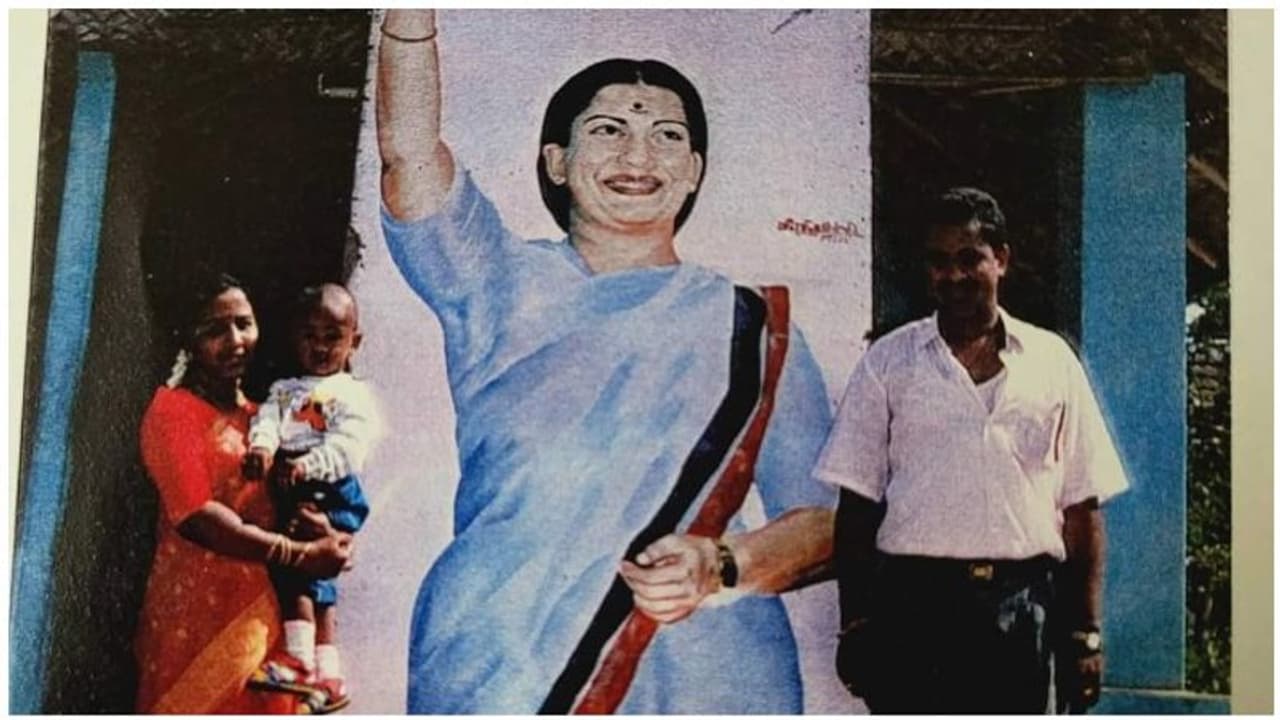 இளம் வயதில் எஸ்.பி.வேலுமணியின் நிலை..!கூரைவீடு... முன்னால் ஜெயலலிதா கட் அவுட்.. நண்பரின் வீட்டை விற்றுக்கடன்.! இளம் வயதில் எஸ்.பி.வேலுமணியின் நிலை..!கூரைவீடு... முன்னால் ஜெயலலிதா கட் அவுட்.. நண்பரின் வீட்டை விற்றுக்கடன்.!