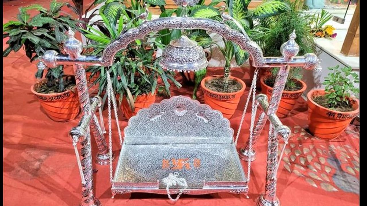 অযোধ্যার রামলালার জন্য রুপোর দোলনা, ঐতিহ্য মেনেই 'ঝুলা উৎসব' পালন রামজন্মভূমিতে অযোধ্যার রামলালার জন্য রুপোর দোলনা, ঐতিহ্য মেনেই 'ঝুলা উৎসব' পালন রামজন্মভূমিতে