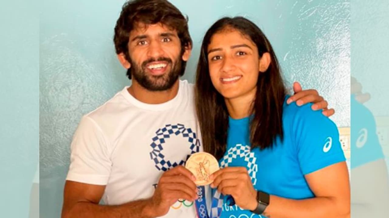 पत्नी संग इस तरह मेडल शेयर करते नजर आएं Bajrang punia, फोटो शेयर कर लिखी दिल की बात पत्नी संग इस तरह मेडल शेयर करते नजर आएं Bajrang punia, फोटो शेयर कर लिखी दिल की बात