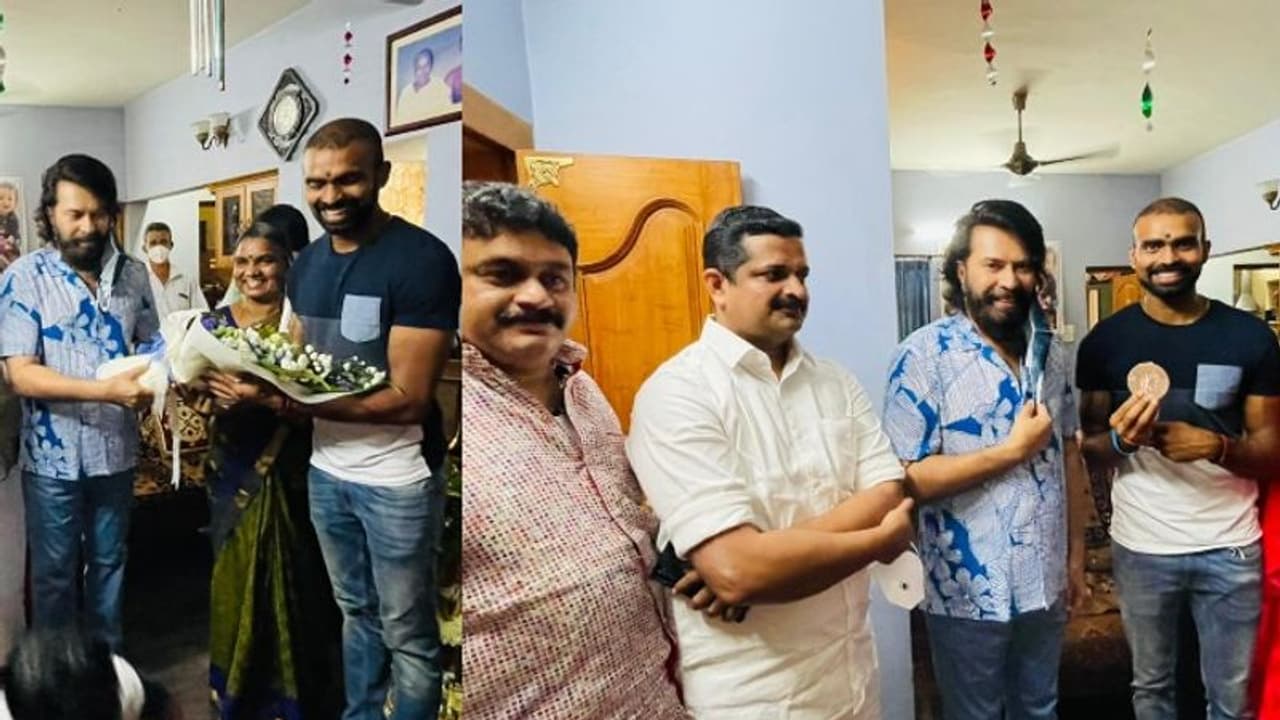 'മെഡല് സ്വീകരിച്ചപ്പോ ഇങ്ങനെ കൈ വിറച്ചിട്ടില്ല'; ശ്രീജേഷിന്റെ വീട്ടിലെത്തി അഭിനന്ദനമറിയിച്ച് മമ്മൂട്ടി 'മെഡല് സ്വീകരിച്ചപ്പോ ഇങ്ങനെ കൈ വിറച്ചിട്ടില്ല'; ശ്രീജേഷിന്റെ വീട്ടിലെത്തി അഭിനന്ദനമറിയിച്ച് മമ്മൂട്ടി