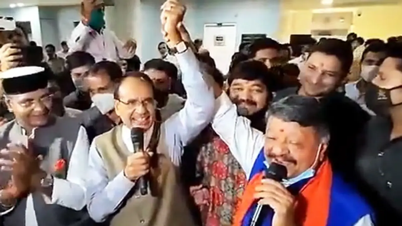 Shivraj Singh Chouhan, Kailash Vijayvargiya celebrate their friendship with Sholay's song; watch viral video Shivraj Singh Chouhan, Kailash Vijayvargiya celebrate their friendship with Sholay's song; watch viral video