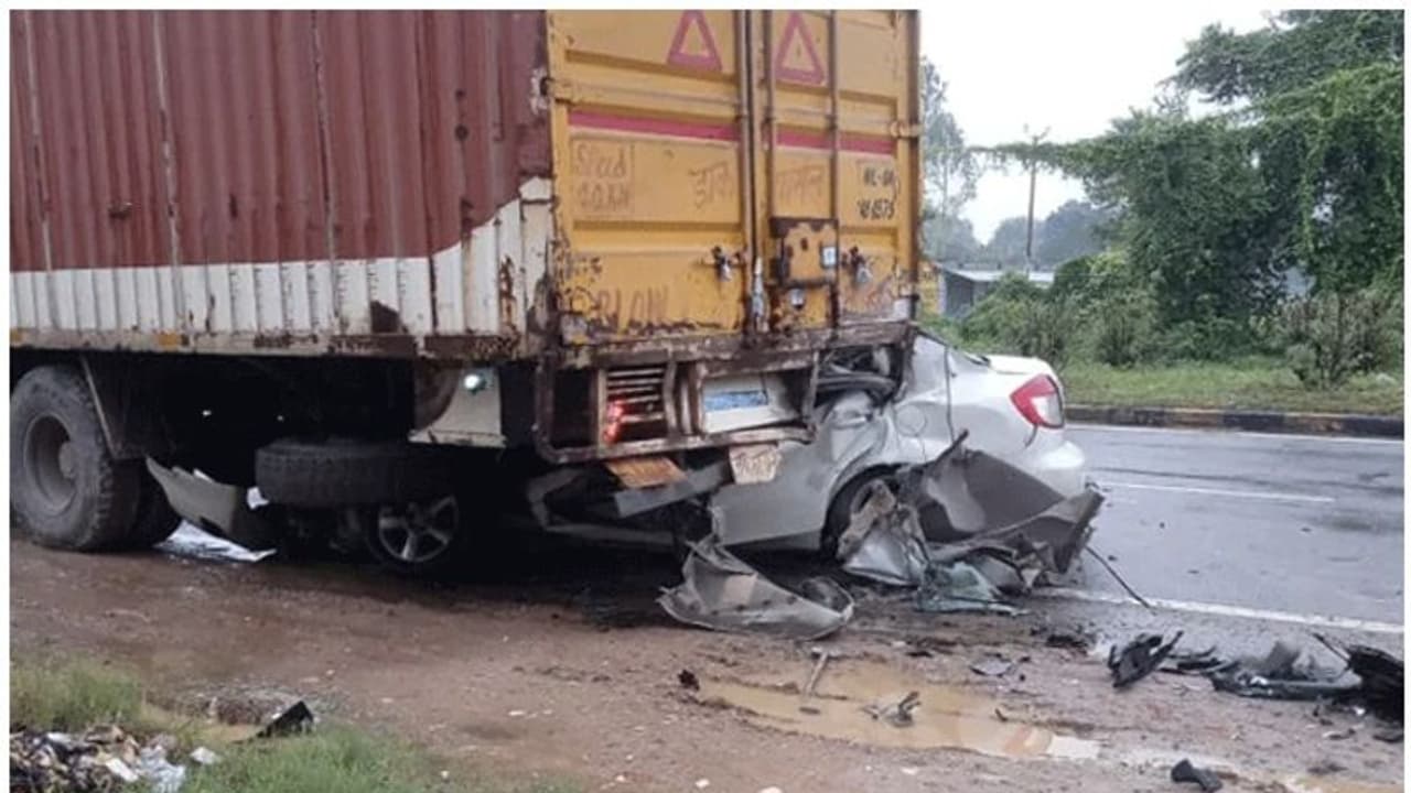 ట్రక్ కిందికి చొచ్చుకెళ్లిన కారు.. ఐదుగురు స్పాట్ డెడ్ ట్రక్ కిందికి చొచ్చుకెళ్లిన కారు.. ఐదుగురు స్పాట్ డెడ్