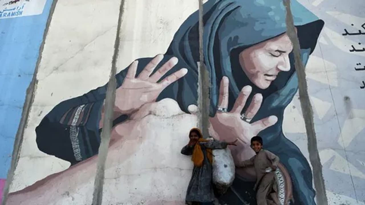 ತಾಲಿಬಾನ್ ಉಗ್ರರು ಕಲ್ಲೆಸೆದು ಕೊಲ್ಲೋ ಮೊದಲು ಸಾವಿಗೆ ಶರಣಾದ ಮಹಿಳೆ