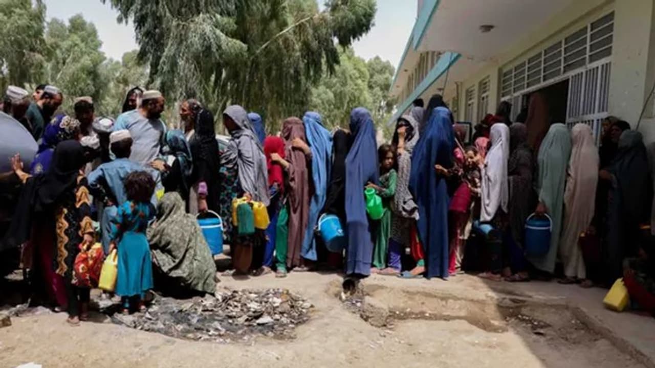 जिन क्षेत्रों में तलिबान का कब्जा वहां जारी हुआ नया फरमान, महिलाएं अकेले बाहर नहीं निकली सकतीं जिन क्षेत्रों में तलिबान का कब्जा वहां जारी हुआ नया फरमान, महिलाएं अकेले बाहर नहीं निकली सकतीं