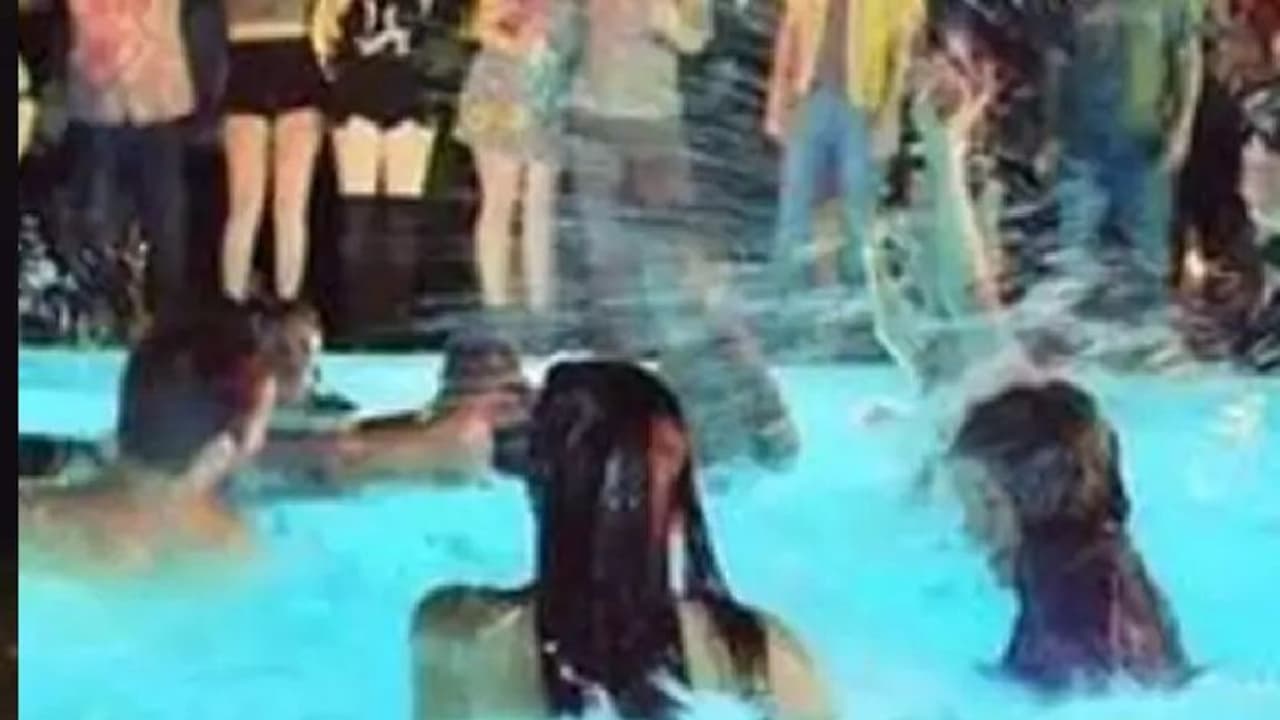 पूल पार्टी में शराब पीकर नाच रहीं थीं लड़कियां, एक लड़का आया तो फोड़ दिया सिर और तोड़े दांत..