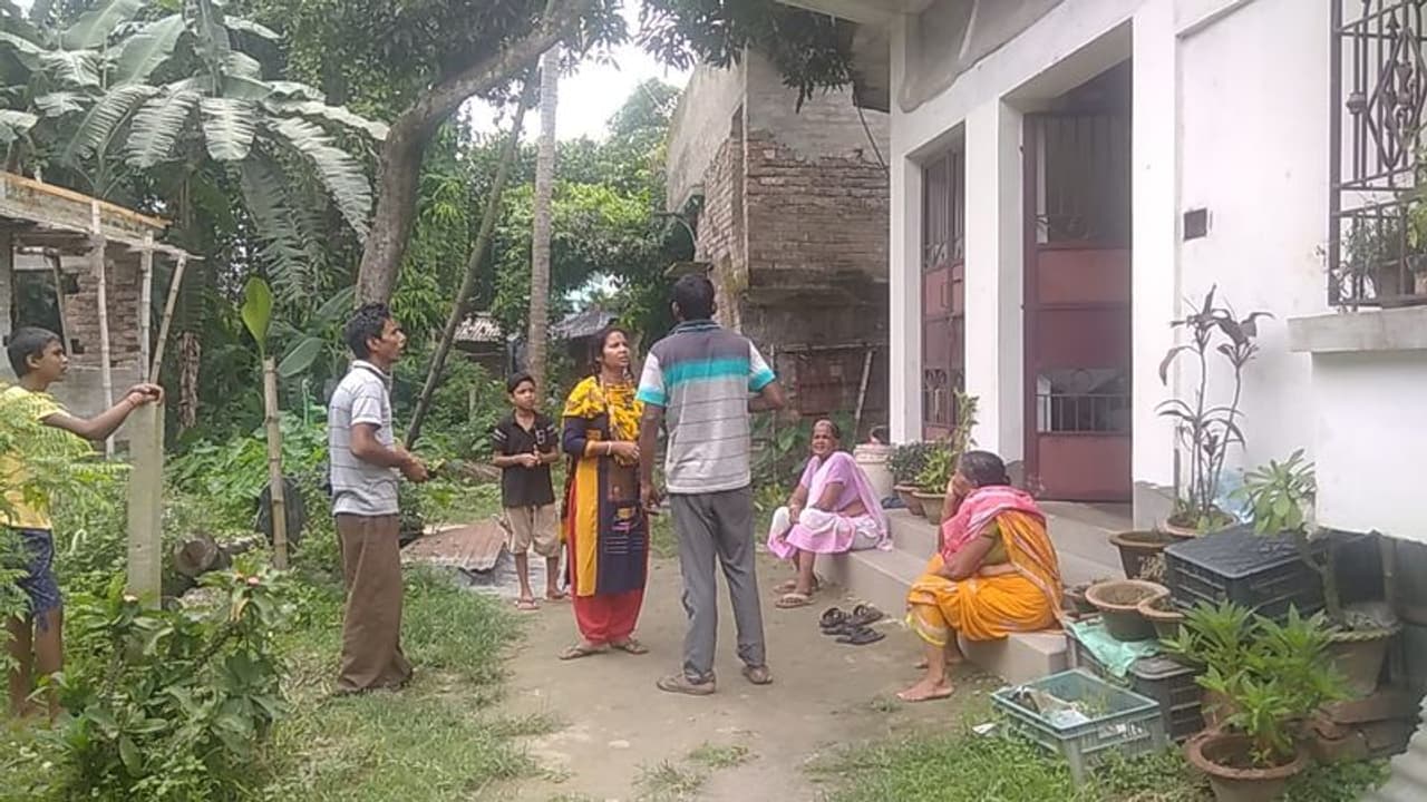 কুকুরে টেনে নিয়ে গিয়েছে মাথা, পোশাক দেখেই মিলল হোমিওপ্যাথি চিকিৎসকের খোঁজ কুকুরে টেনে নিয়ে গিয়েছে মাথা, পোশাক দেখেই মিলল হোমিওপ্যাথি চিকিৎসকের খোঁজ