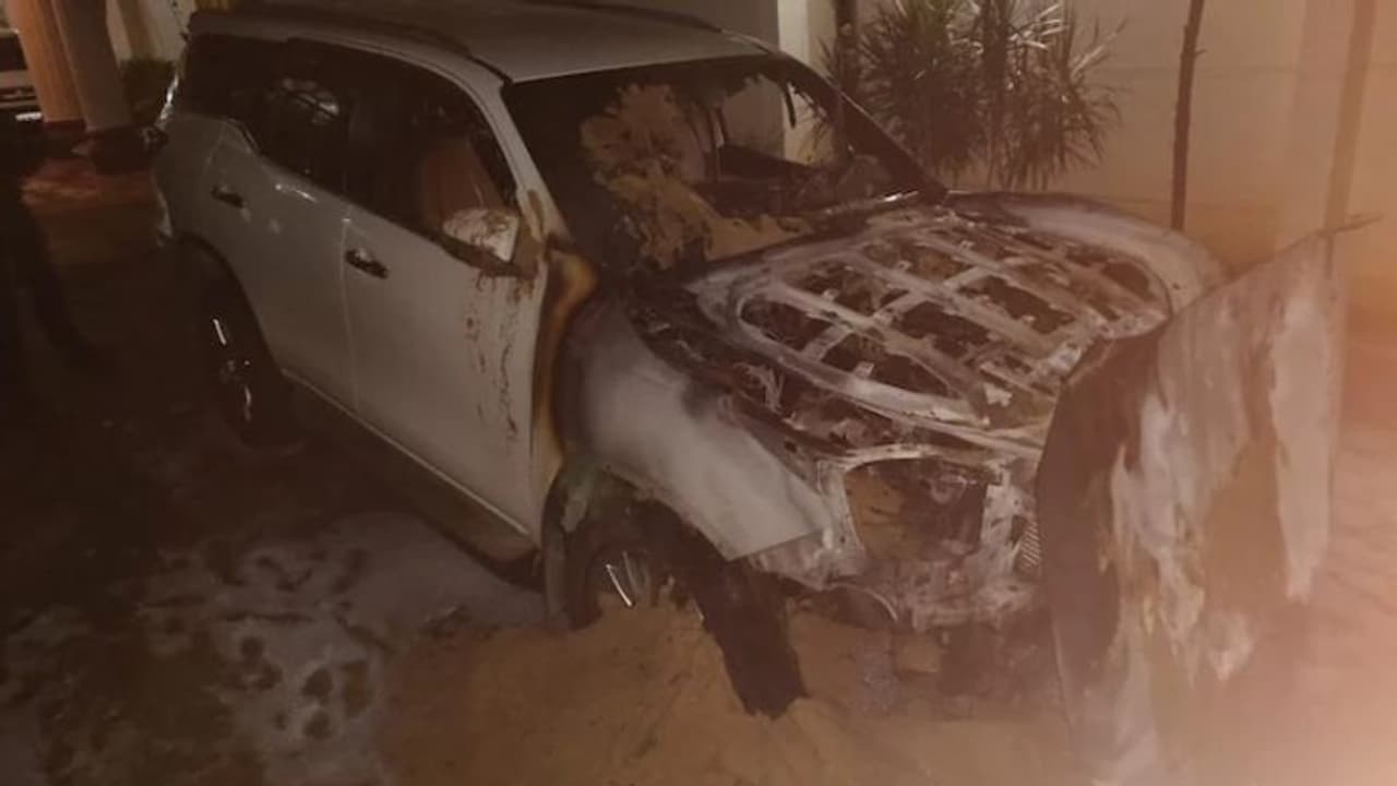 കർണാടകയിൽ ബിജെപി എംഎൽഎയുടെ കാറുകൾ കത്തിച്ചു, പിന്നിൽ അജ്ഞാത സംഘം കർണാടകയിൽ ബിജെപി എംഎൽഎയുടെ കാറുകൾ കത്തിച്ചു, പിന്നിൽ അജ്ഞാത സംഘം