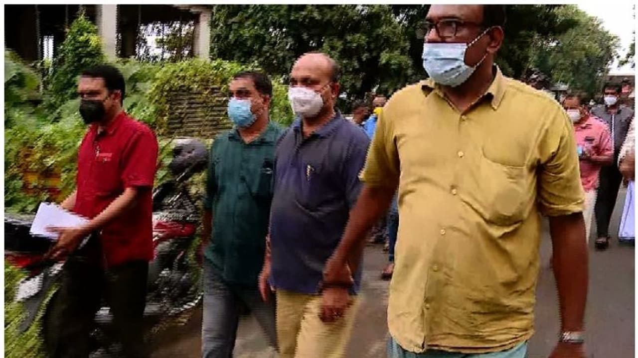 കടുത്തുരുത്തിയിൽ സ്റ്റേഷന് മുന്നില് വെച്ച് കൈക്കൂലി വാങ്ങവേ എസ്ഐ പിടിയില് കടുത്തുരുത്തിയിൽ സ്റ്റേഷന് മുന്നില് വെച്ച് കൈക്കൂലി വാങ്ങവേ എസ്ഐ പിടിയില്