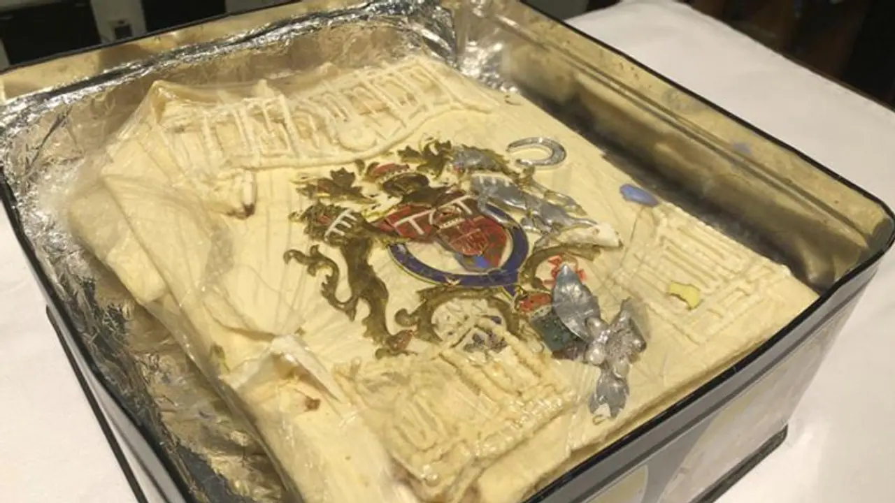 आखिर क्या है इस केक की खासियत, जो दुनियाभर में लोग पड़े थे पीछे, इसके बिकने की कीमत सुन चौंक जाएंगे आखिर क्या है इस केक की खासियत, जो दुनियाभर में लोग पड़े थे पीछे, इसके बिकने की कीमत सुन चौंक जाएंगे