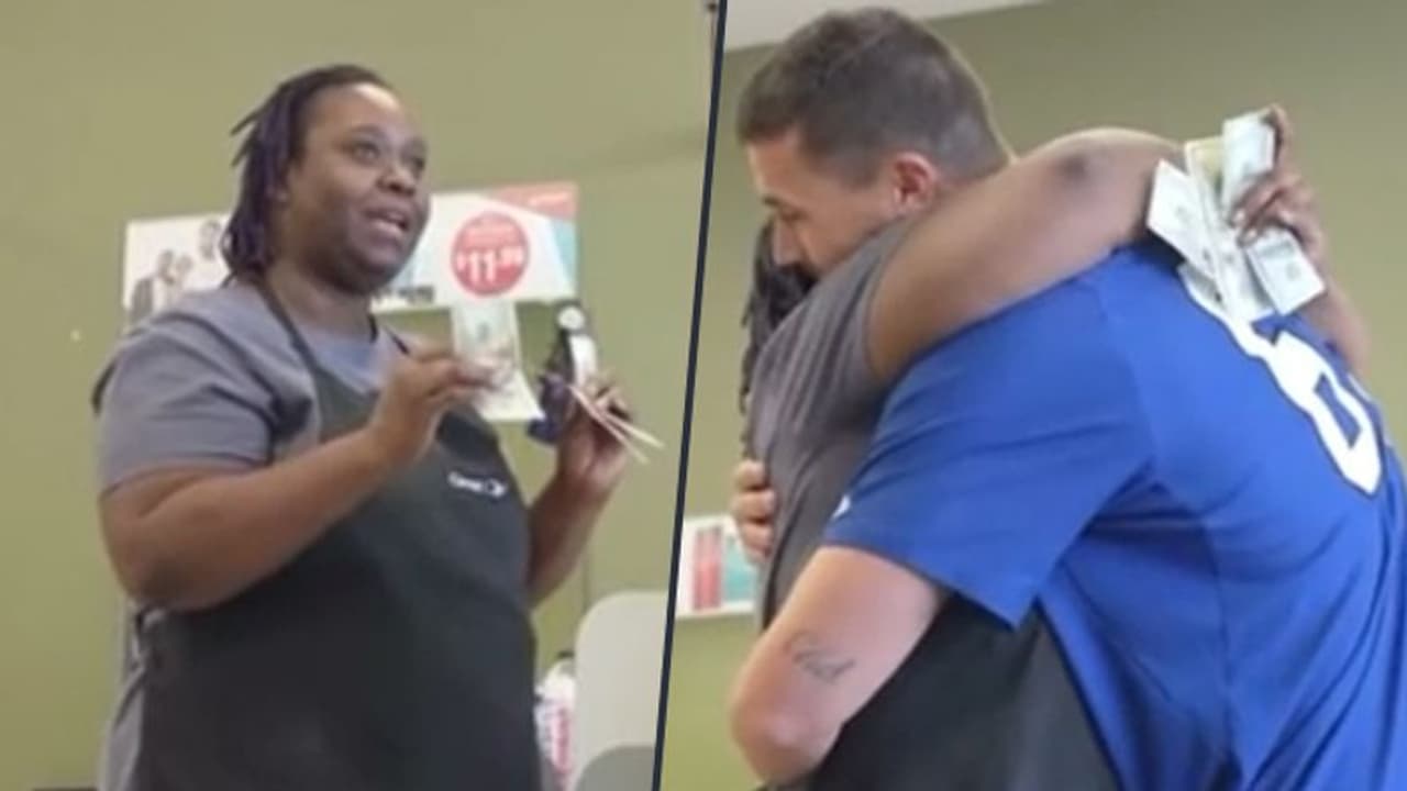 Man gives hairdresser $500 tip for cutting a strand of hair; her reaction wins netizens' hearts