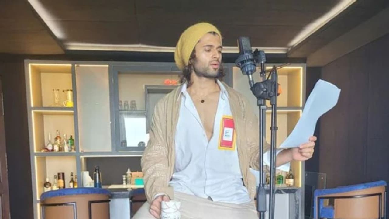 'ഞാൻ മടങ്ങിയെത്തി', വര്ക്ക് ഫ്രം ഹോം ഫോട്ടോ പങ്കുവെച്ച് വിജയ് ദേവെരകൊണ്ട 'ഞാൻ മടങ്ങിയെത്തി', വര്ക്ക് ഫ്രം ഹോം ഫോട്ടോ പങ്കുവെച്ച് വിജയ് ദേവെരകൊണ്ട