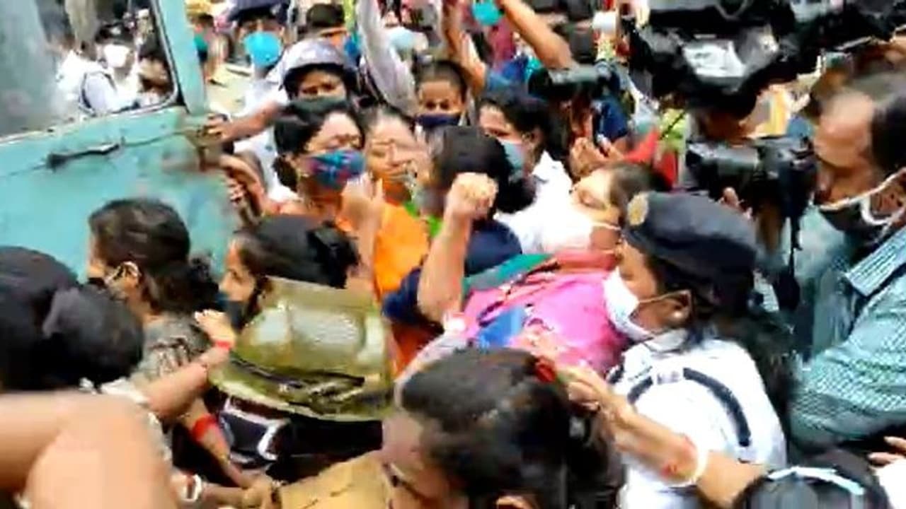 বিজেপি মহিলা মোর্চার কর্মসূচি ঘিরে উত্তেজনা ভবানী ভবন চত্বরে, গ্রেফতার অগ্নিমিত্রা পাল