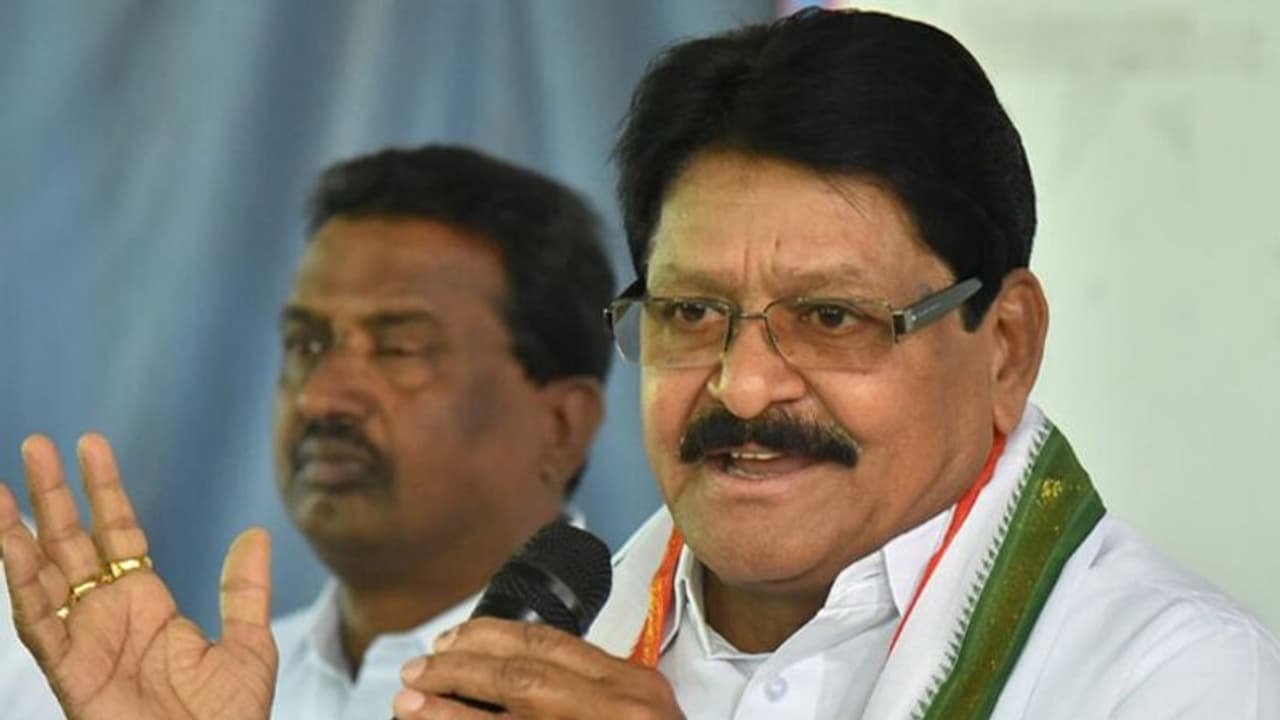 టీ కాంగ్రెస్లో కలకలం.. దళిత బంధు పథకంపై సర్వే సత్యనారాయణ ప్రశంసలు టీ కాంగ్రెస్లో కలకలం.. దళిత బంధు పథకంపై సర్వే సత్యనారాయణ ప్రశంసలు