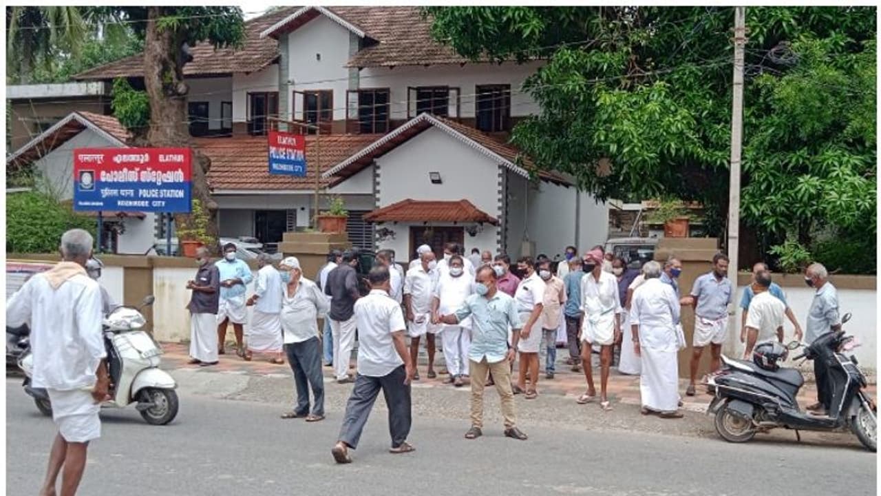 ക്രിട്ടിക്കല് കണ്ടെയിന്മെന്റ് സോണില് ആളെകൂട്ടി: പൊലീസിനെതിരെ നാട്ടുകാരുടെ പരാതി ക്രിട്ടിക്കല് കണ്ടെയിന്മെന്റ് സോണില് ആളെകൂട്ടി: പൊലീസിനെതിരെ നാട്ടുകാരുടെ പരാതി