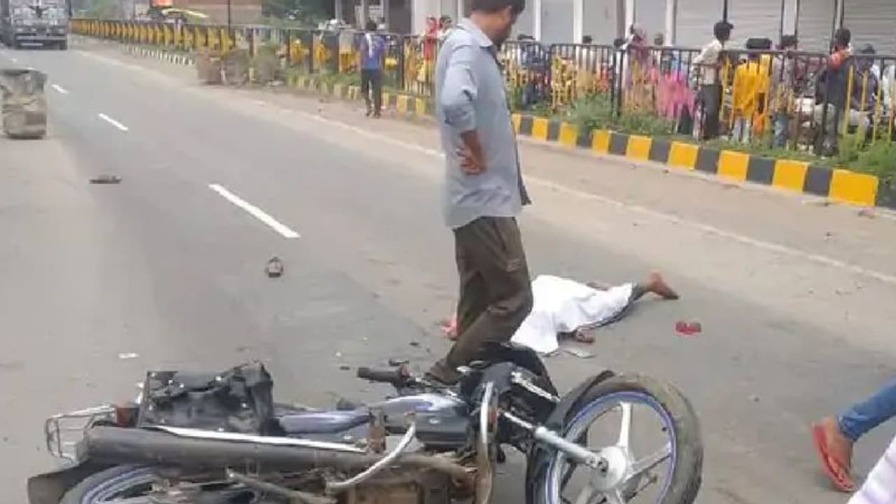 सावधान रहिए: मोबाइल दे गया रोंगटे खड़े होने वाली मौत, पलक झपकते ही धड़ से अलग हुआ सिर.. सावधान रहिए: मोबाइल दे गया रोंगटे खड़े होने वाली मौत, पलक झपकते ही धड़ से अलग हुआ सिर..