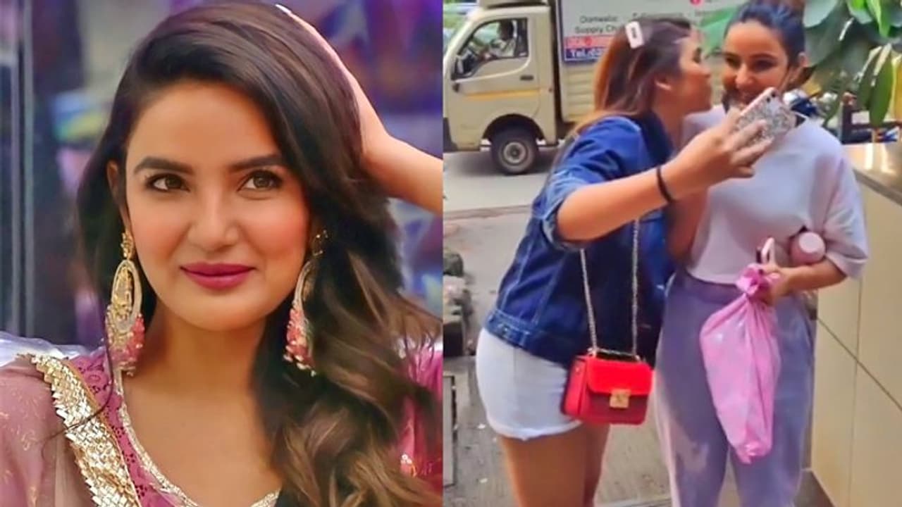 सेल्फी के बहाने जैस्मिन भसीन के पास आई लड़की, बिना बताए अचानक किया kiss तो चौंक पड़ी एक्ट्रेस सेल्फी के बहाने जैस्मिन भसीन के पास आई लड़की, बिना बताए अचानक किया kiss तो चौंक पड़ी एक्ट्रेस