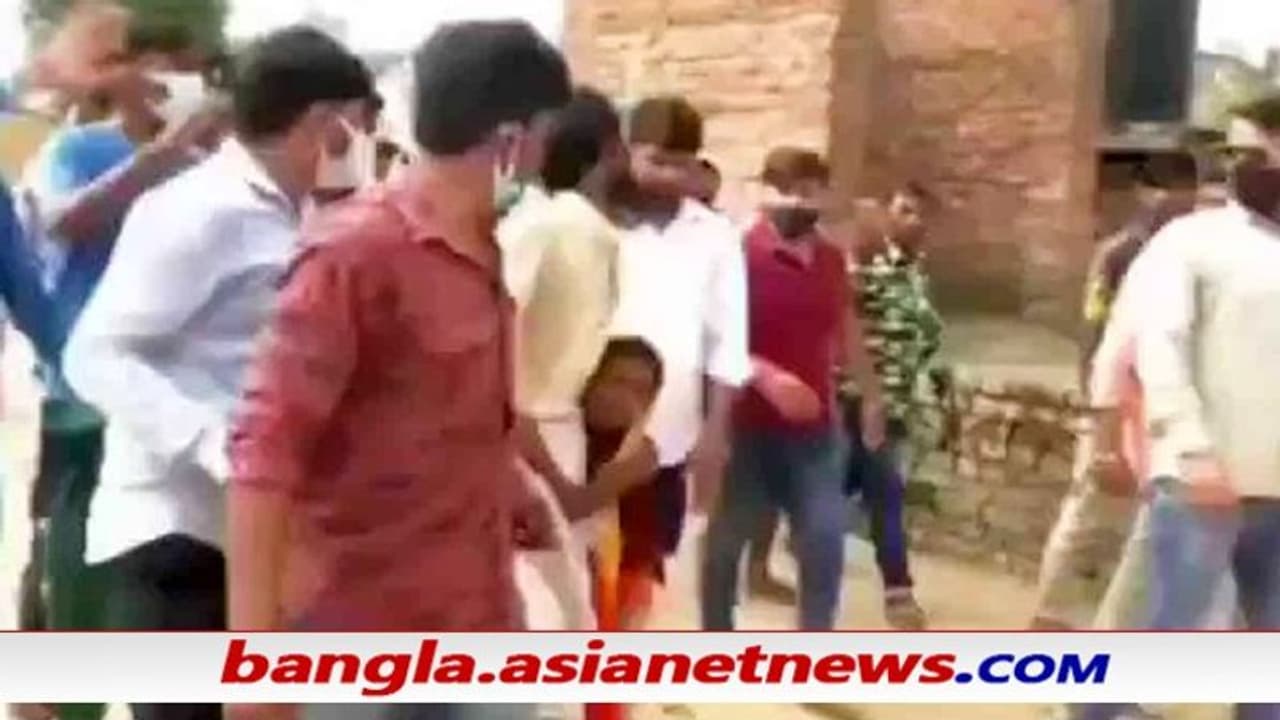 Viral Video পুলিশের সামনেই মুসলিম ব্যক্তিকে প্রহার, মেয়ের কান্নাতেও মন গলল না বজরং দলের Viral Video পুলিশের সামনেই মুসলিম ব্যক্তিকে প্রহার, মেয়ের কান্নাতেও মন গলল না বজরং দলের