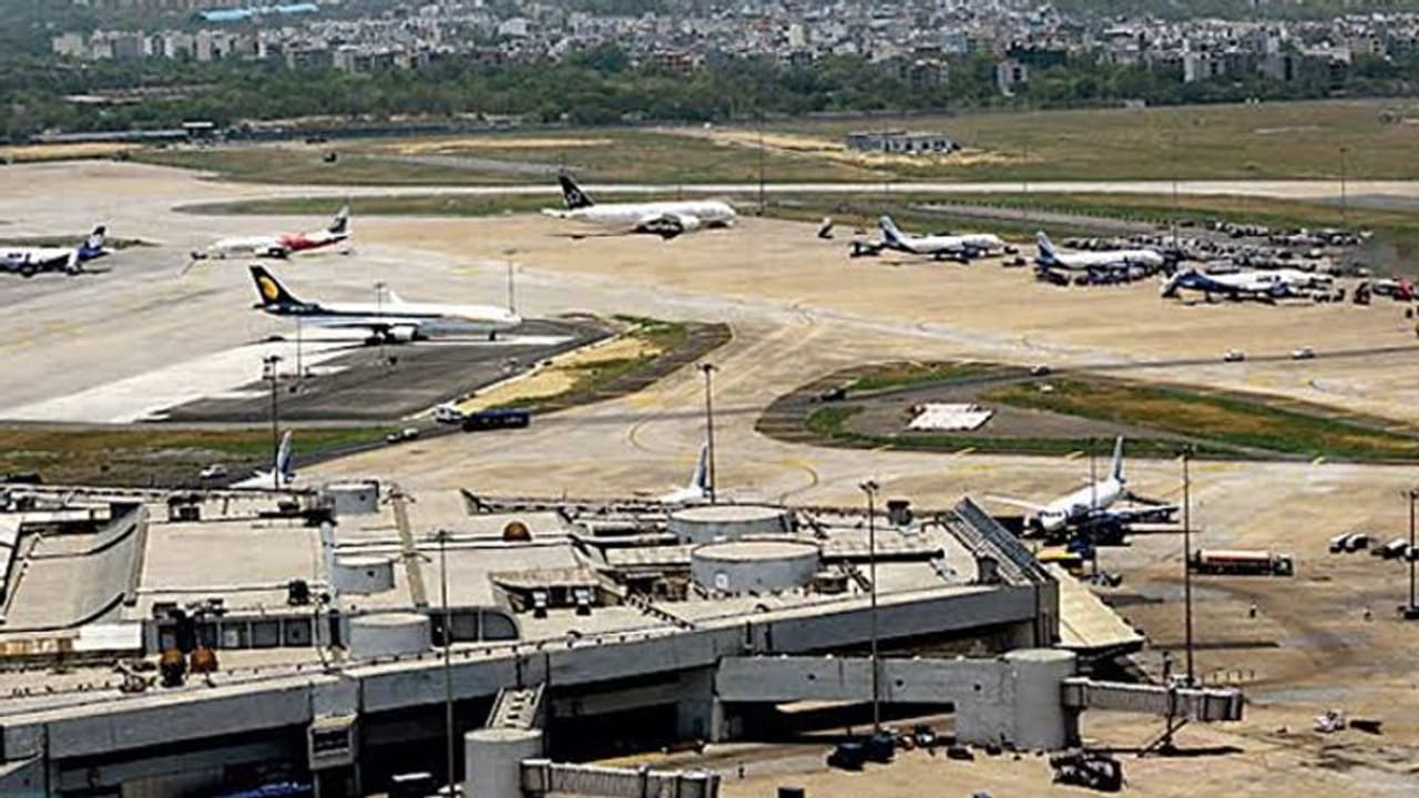 మూడు చోట్లే ఎయిర్పోర్ట్ల నిర్మాణానికి అనుకూలం.. తెలంగాణకు తేల్చిచెప్పిన కేంద్రం మూడు చోట్లే ఎయిర్పోర్ట్ల నిర్మాణానికి అనుకూలం.. తెలంగాణకు తేల్చిచెప్పిన కేంద్రం