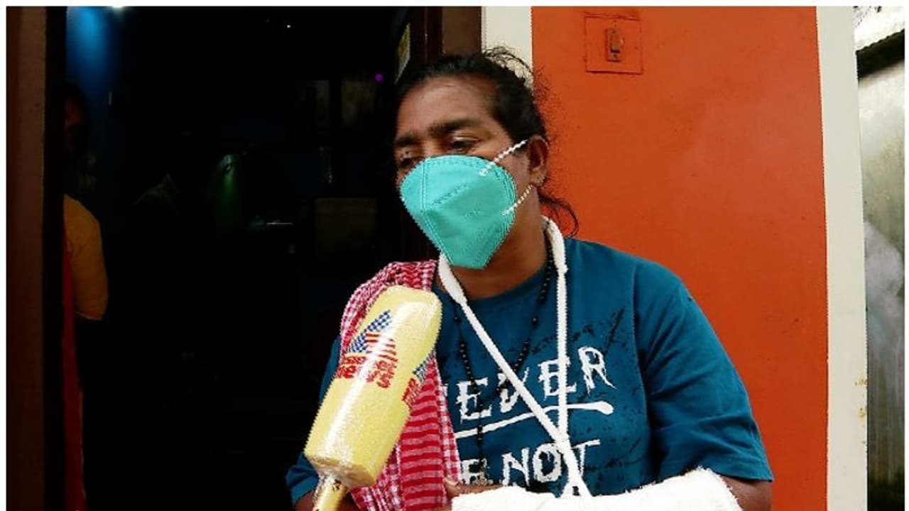 'താൻ പരിക്കേറ്റ് വീട്ടിലിരിക്കുമ്പോൾ അവർ ശമ്പളം വാങ്ങുന്നു'; ജീവനക്കാരെ തിരിച്ചെടുത്ത നടപടിക്കെതിരെ അൽഫോൻസ