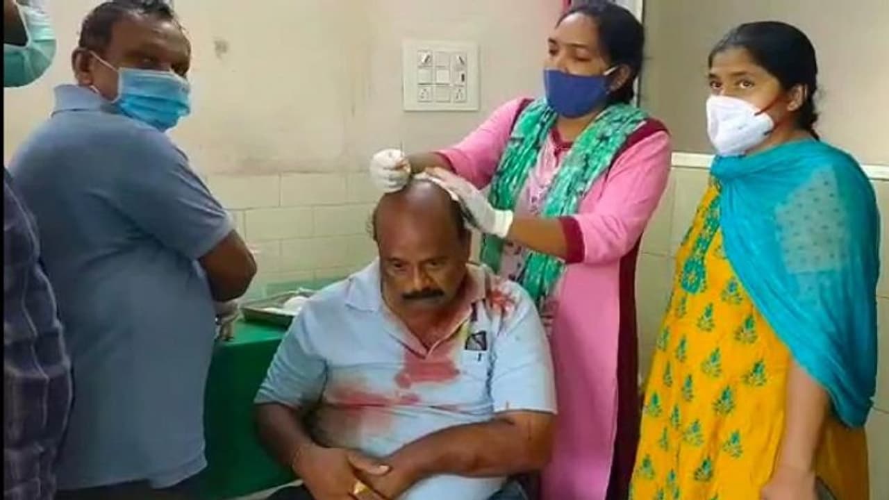 అధికార పక్షాన్ని ప్రశ్నిస్తున్నందుకే మేడం రమేష్ పై దాడి.. మండిపడ్డ సోమువీర్రాజు.... అధికార పక్షాన్ని ప్రశ్నిస్తున్నందుకే మేడం రమేష్ పై దాడి.. మండిపడ్డ సోమువీర్రాజు....