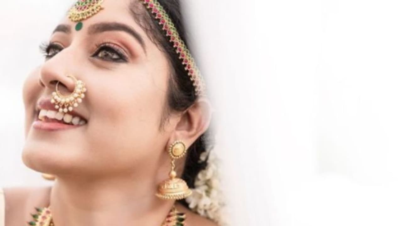 കല്യാണമല്ലെന്ന് വ്യക്തമാക്കി ഫോട്ടോ പങ്കുവെച്ച് അനുമോള്, ഏറ്റെടുത്ത് ആരാധകര് കല്യാണമല്ലെന്ന് വ്യക്തമാക്കി ഫോട്ടോ പങ്കുവെച്ച് അനുമോള്, ഏറ്റെടുത്ത് ആരാധകര്