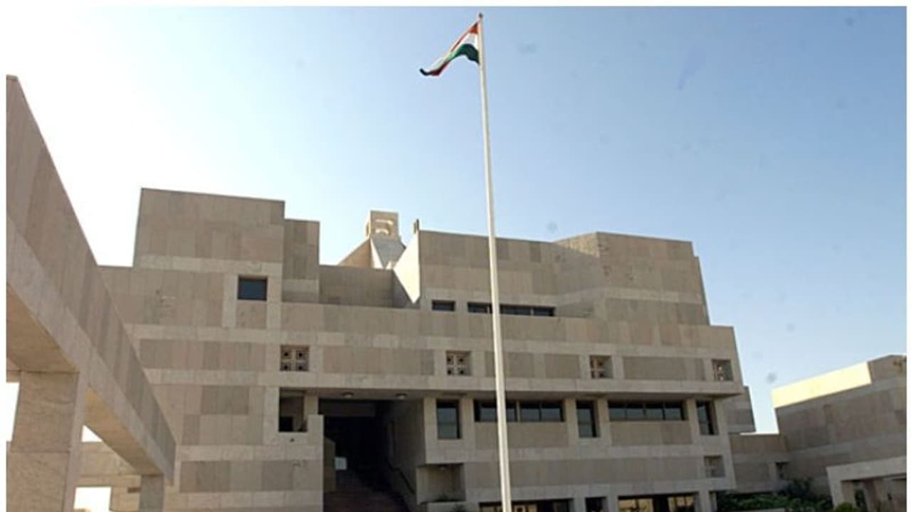 യുഎഇയിലെ പ്രവാസികള്‍ക്ക് മുന്നറിയിപ്പുമായി ഇന്ത്യന്‍ എംബസി