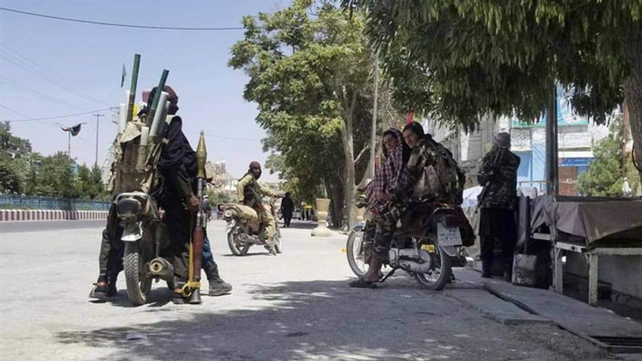 Taliban का दो तिहाई अफगानिस्तान पर कब्जा; मीडिया संस्थान बंद कराए; काबुल से अब सिर्फ 80 किमी दूर है Taliban का दो तिहाई अफगानिस्तान पर कब्जा; मीडिया संस्थान बंद कराए; काबुल से अब सिर्फ 80 किमी दूर है