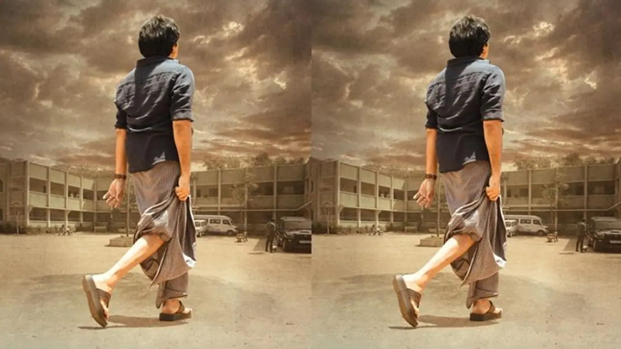 గళ్ళ లుంగీలో పవన్ కళ్యాణ్ సర్ ప్రైజ్.. ప్రీలుక్ కేక, ఫస్ట్ లుక్ ఎప్పుడంటే గళ్ళ లుంగీలో పవన్ కళ్యాణ్ సర్ ప్రైజ్.. ప్రీలుక్ కేక, ఫస్ట్ లుక్ ఎప్పుడంటే