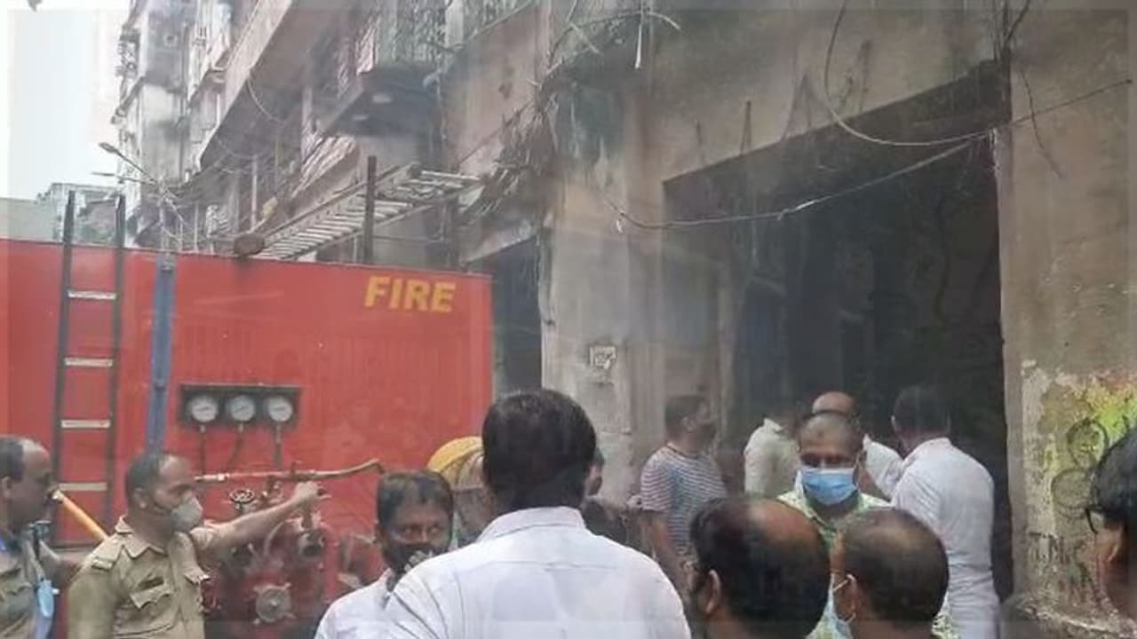 বড়বাজারে সেলোটেপের গুদামে আগুন, পরে নিয়ন্ত্রণে বড়বাজারে সেলোটেপের গুদামে আগুন, পরে নিয়ন্ত্রণে