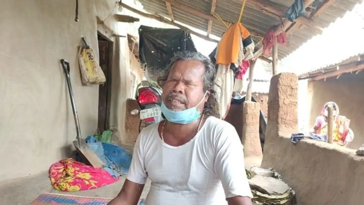 অশ্বত্থ পাতার বাঁশিতে হারিয়ে যাওয়া মেঠোসুর, পুরুলিয়ার অন্ধ শিল্পীর যাদুতে মজেছে নেটদুনিয়া অশ্বত্থ পাতার বাঁশিতে হারিয়ে যাওয়া মেঠোসুর, পুরুলিয়ার অন্ধ শিল্পীর যাদুতে মজেছে নেটদুনিয়া