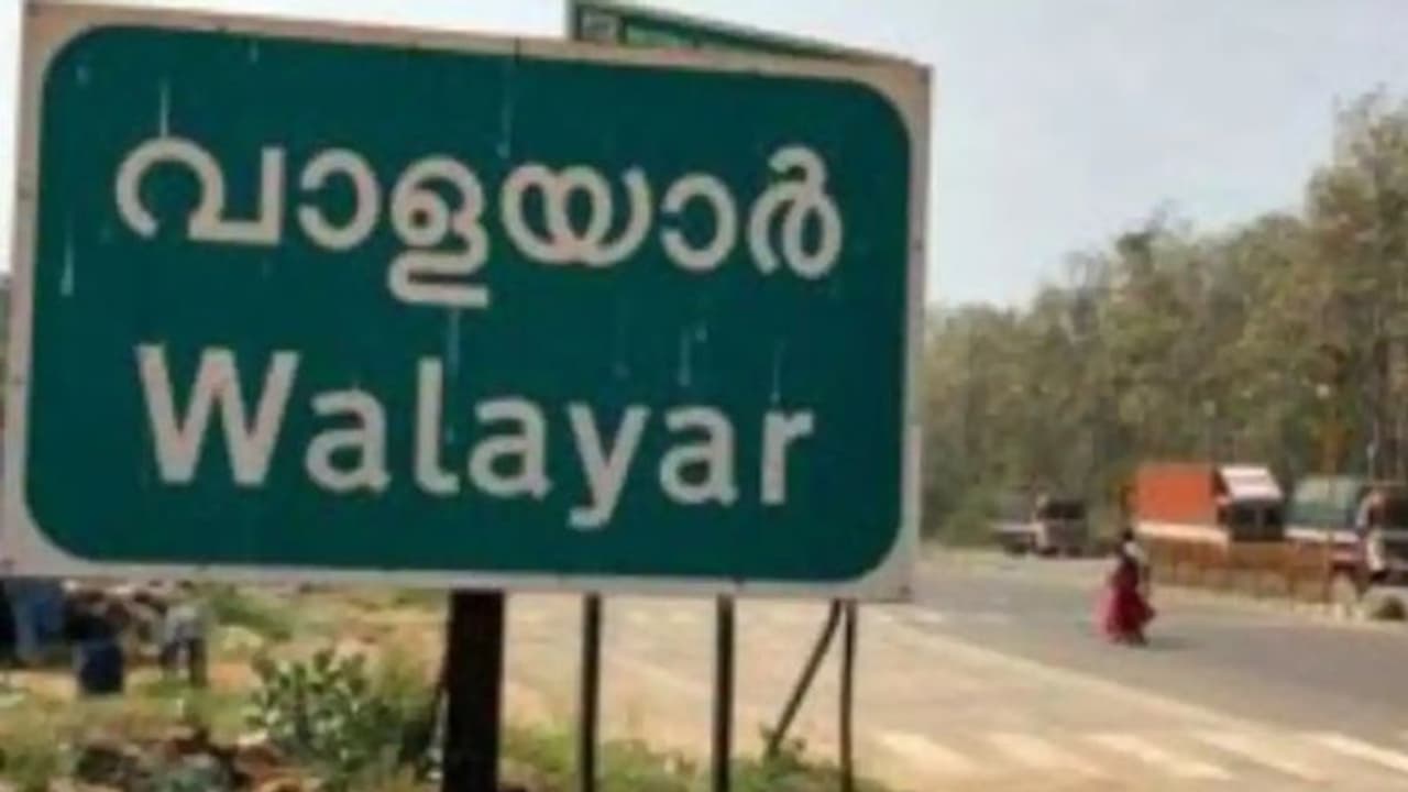 വാളയാറില് വിജിലന്സ് റെയ്ഡ്; 67000 രൂപ പിടിച്ചെടുത്തു, കൈക്കൂലിയായി പച്ചക്കറിയും; ഭയന്നോടി ഉദ്യോഗസ്ഥർ വാളയാറില് വിജിലന്സ് റെയ്ഡ്; 67000 രൂപ പിടിച്ചെടുത്തു, കൈക്കൂലിയായി പച്ചക്കറിയും; ഭയന്നോടി ഉദ്യോഗസ്ഥർ