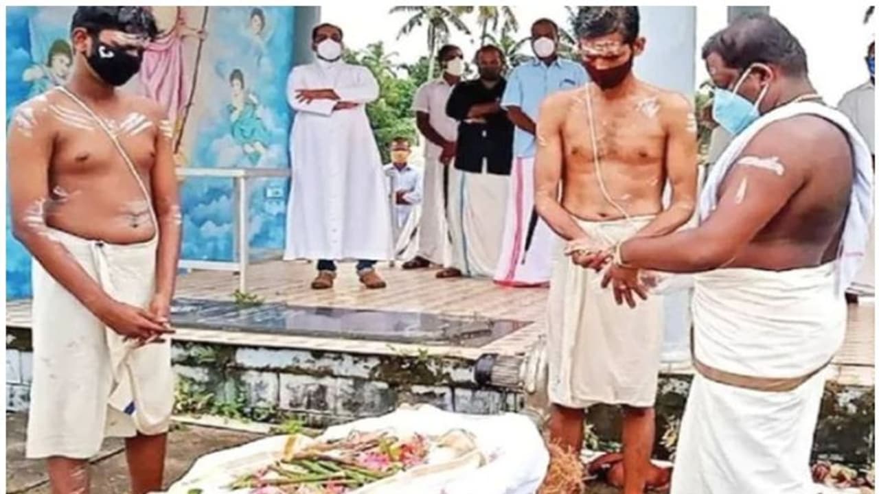 ഓമനയുടെ അന്ത്യവിശ്രമം പള്ളി സെമിത്തേരിയില്; സാക്ഷിയായി വികാരി ഓമനയുടെ അന്ത്യവിശ്രമം പള്ളി സെമിത്തേരിയില്; സാക്ഷിയായി വികാരി