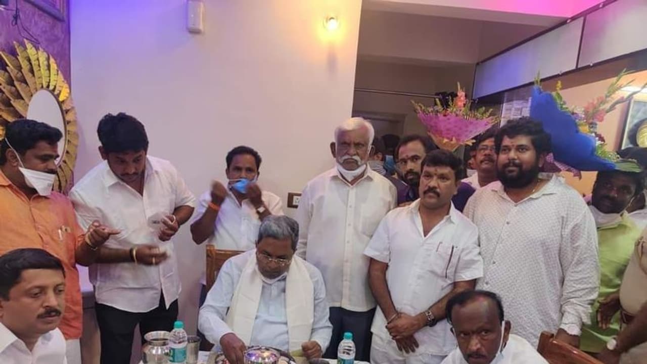 ರಾಜಕೀಯ ವೈಷಮ್ಯ ಮರೆತು ಸಿದ್ದರಾಮಯ್ಯ ಎಂಟಿಬಿ ನಾಗರಾಜ್ ಭೇಟಿ ರಾಜಕೀಯ ವೈಷಮ್ಯ ಮರೆತು ಸಿದ್ದರಾಮಯ್ಯ ಎಂಟಿಬಿ ನಾಗರಾಜ್ ಭೇಟಿ