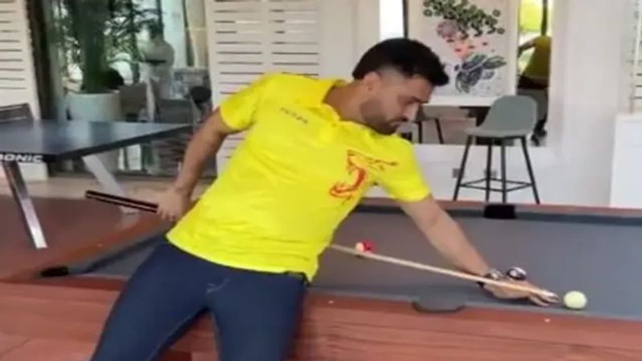 শুধু হেলিকপ্টার শট নয়, বিলিয়ার্ডসেও অদ্ভূত শট খেলে ভাইরাল ধোনি শুধু হেলিকপ্টার শট নয়, বিলিয়ার্ডসেও অদ্ভূত শট খেলে ভাইরাল ধোনি
