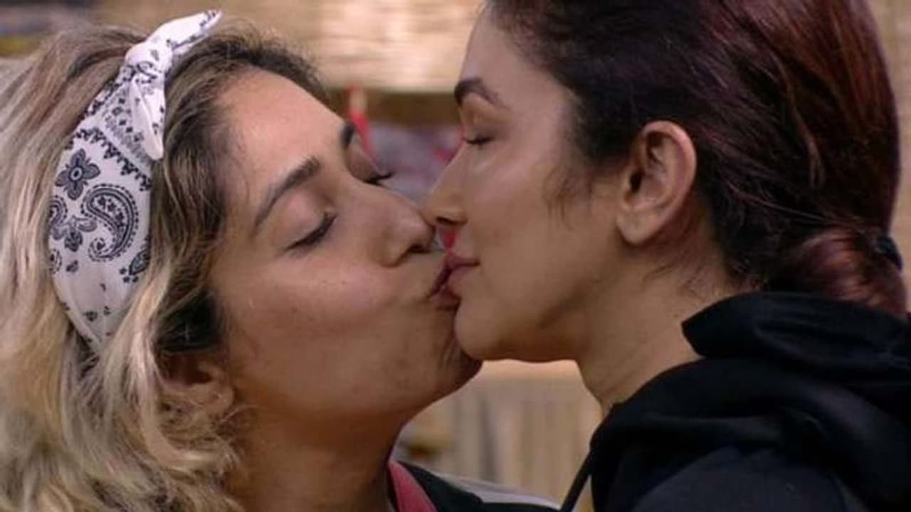 Bigg Boss OTT: नेहा भसीन रिद्धिमा पंडित ने की बोल्डनेस की हद पार, भड़के फैन्स बोले इतना भी मत गिरो Bigg Boss OTT: नेहा भसीन रिद्धिमा पंडित ने की बोल्डनेस की हद पार, भड़के फैन्स बोले इतना भी मत गिरो