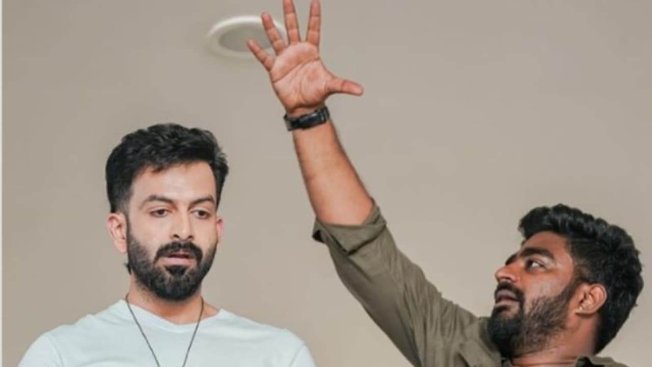 'ഇതാ ഇങ്ങനെ മതിയോ?', സംവിധായകൻ പൃഥ്വിരാജിനോട് ഛായാഗ്രാഹകൻ അഭിനന്ദ് രാമാനുജം 'ഇതാ ഇങ്ങനെ മതിയോ?', സംവിധായകൻ പൃഥ്വിരാജിനോട് ഛായാഗ്രാഹകൻ അഭിനന്ദ് രാമാനുജം