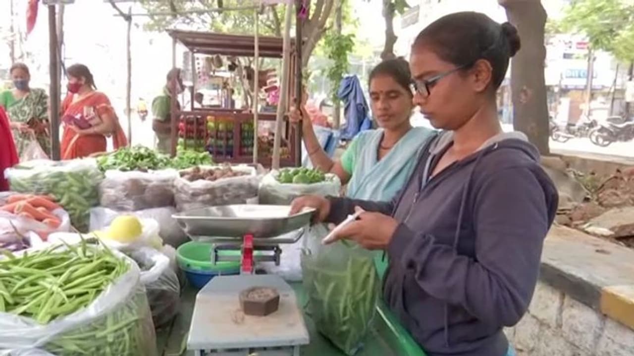 डॉ. बनना चाहती हूं लेकिन सब्जियां बेचने को मजबूर, मेडिकल छात्रा ने कहा आप सुनेंगे मेरी दुर्दशा की कहानी डॉ. बनना चाहती हूं लेकिन सब्जियां बेचने को मजबूर, मेडिकल छात्रा ने कहा आप सुनेंगे मेरी दुर्दशा की कहानी