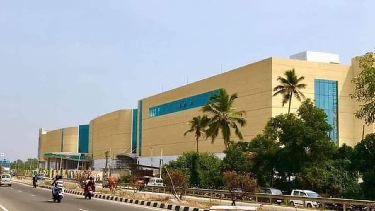 Lulu Mall Trivandrum: പുതിയ ലുലുവിൽ 12 തിയേറ്റർ, 200 ലേറെ കടകൾ, 2500 പേർക്ക് ഫുഡ് കോർട്ട്, വിശാലമായ പാർക്കിങ് Lulu Mall Trivandrum: പുതിയ ലുലുവിൽ 12 തിയേറ്റർ, 200 ലേറെ കടകൾ, 2500 പേർക്ക് ഫുഡ് കോർട്ട്, വിശാലമായ പാർക്കിങ്