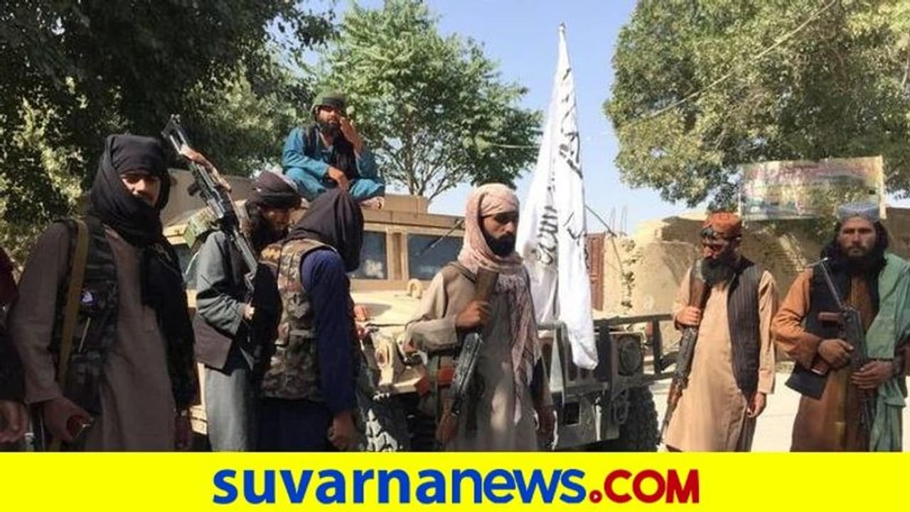 ತಪ್ಪಿಸಿಕೊಳ್ತಿದ್ದ ಜನರ ತಡೆದು ಓಡಬೇಡಿ ಇದು ನಿಮ್ಮ ದೇಶ ಎಂದ ತಾಲೀಬಾನ್ ತಪ್ಪಿಸಿಕೊಳ್ತಿದ್ದ ಜನರ ತಡೆದು ಓಡಬೇಡಿ ಇದು ನಿಮ್ಮ ದೇಶ ಎಂದ ತಾಲೀಬಾನ್