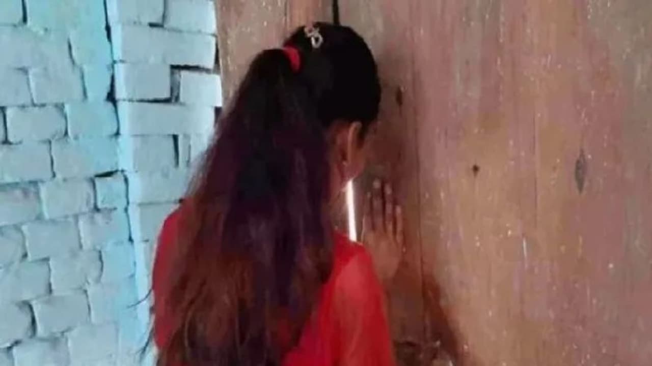 पिता ने अपने हार्ट ऑपरेशन के लिए पाई पाई जोड़ी, कर्ज लिया..लेकिन प्यार में पागल बेटी कर गई कांड पिता ने अपने हार्ट ऑपरेशन के लिए पाई पाई जोड़ी, कर्ज लिया..लेकिन प्यार में पागल बेटी कर गई कांड