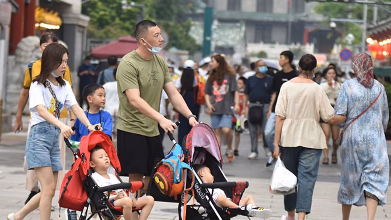 ದೇಶದಲ್ಲಿ ಜನಸಂಖ್ಯೆ ಇಳಿಕೆಯಿಂದಾಗಿ ಮಹತ್ವದ ನಿರ್ಧಾರ ಪ್ರಕಟಿಸಿದ ಚೀನಾ ದೇಶದಲ್ಲಿ ಜನಸಂಖ್ಯೆ ಇಳಿಕೆಯಿಂದಾಗಿ ಮಹತ್ವದ ನಿರ್ಧಾರ ಪ್ರಕಟಿಸಿದ ಚೀನಾ