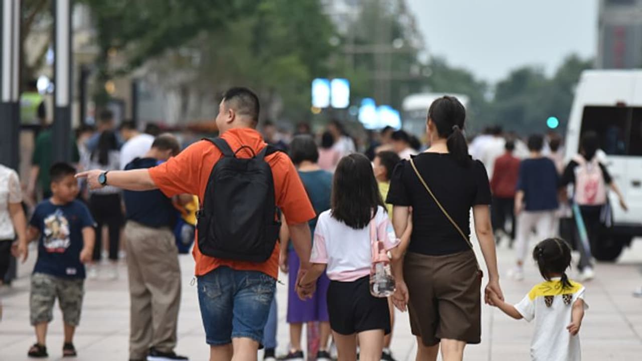  சீனாவில் 60 ஆண்டுகளில் சுருங்கிய மக்கள் தொகை; உழைக்கும் வயதினரும் குறைந்து தடுமாறும் பீஜிங்; காரணம் என்ன?