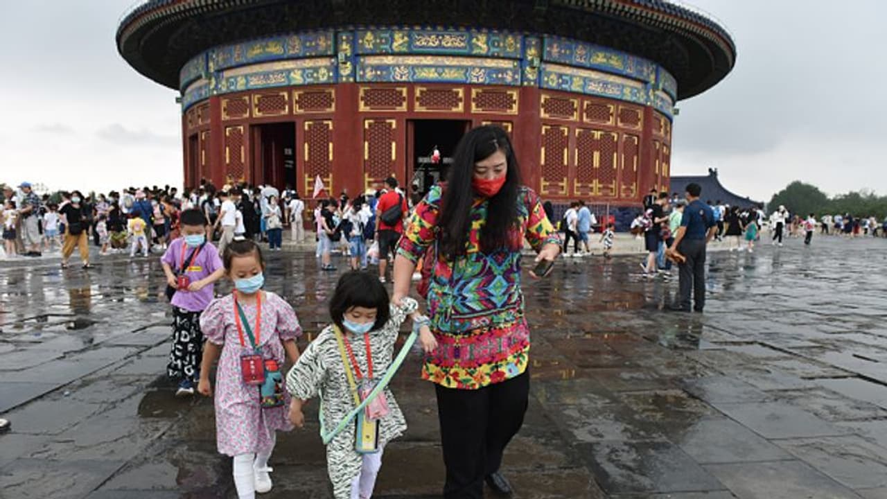 बूढ़े चीन में ‘हम दो हमारे तीन’ की पॉलिसी लागू, ड्रैगन को ढूंढ़ें नहीं मिले रहे थे युवा बूढ़े चीन में ‘हम दो हमारे तीन’ की पॉलिसी लागू, ड्रैगन को ढूंढ़ें नहीं मिले रहे थे युवा