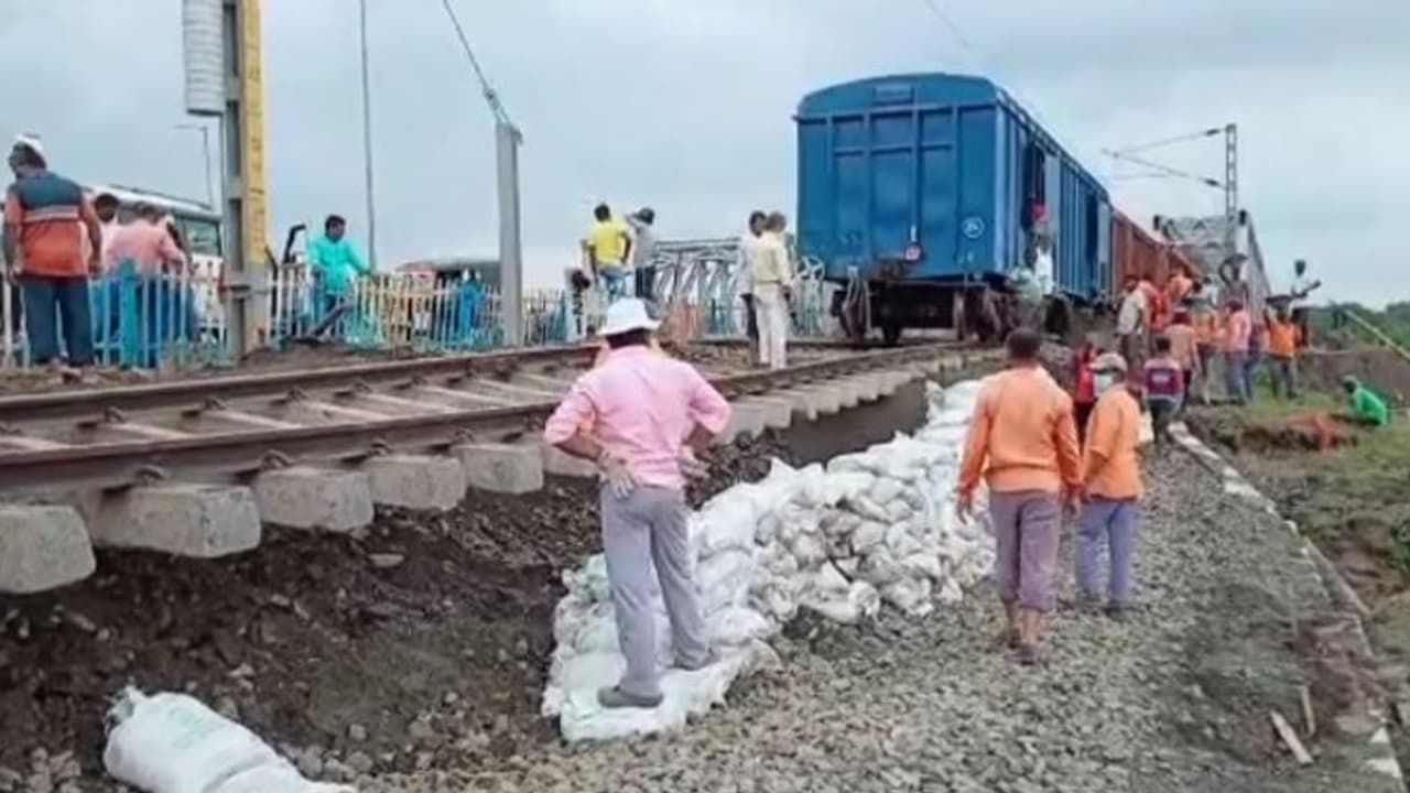 জঙ্গিপুর ও ফরাক্কার মাঝে রেললাইনে ধস, বড় দুর্ঘটনা এড়ালেন যাত্রীরা জঙ্গিপুর ও ফরাক্কার মাঝে রেললাইনে ধস, বড় দুর্ঘটনা এড়ালেন যাত্রীরা