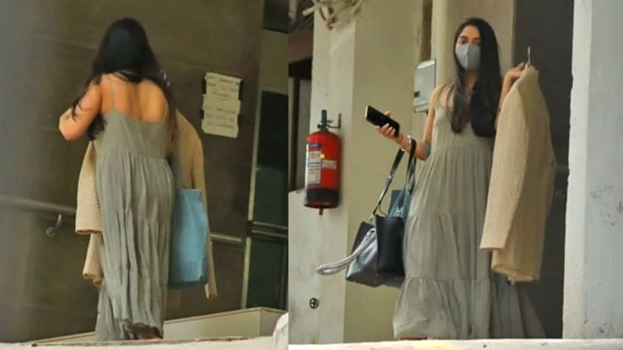 अनिल कपूर के होनेवाले दामाद की ड्रेस आई सामने, करण बूलानी के घर के बाहर सूट लिए नजर आई लड़की अनिल कपूर के होनेवाले दामाद की ड्रेस आई सामने, करण बूलानी के घर के बाहर सूट लिए नजर आई लड़की