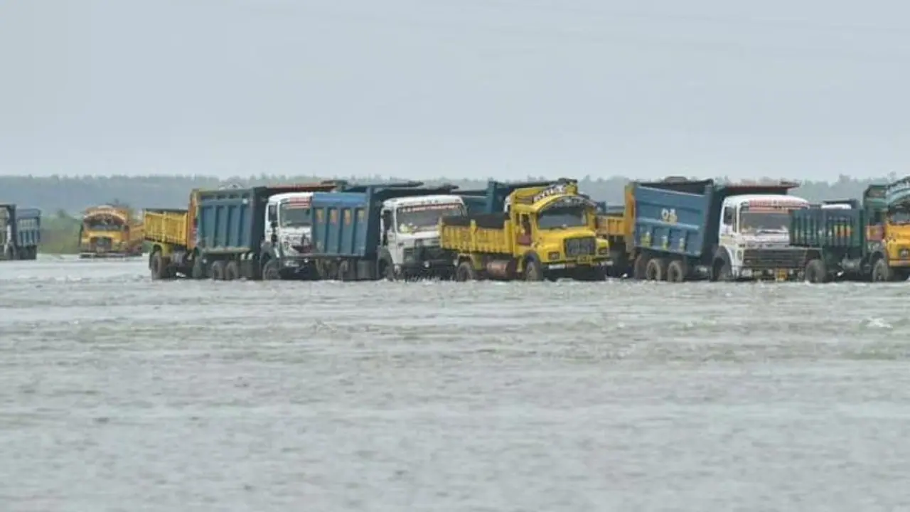 కృష్ణా నదిలో చిక్కుకున్న 132 లారీలు: క్రేన్ల సహాయంతో బయటకు కృష్ణా నదిలో చిక్కుకున్న 132 లారీలు: క్రేన్ల సహాయంతో బయటకు