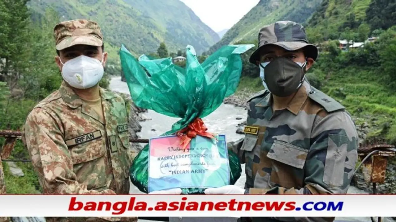Pak Independence Day পাকিস্তানকে মিষ্টি খাওয়ালো ভারতীয় সেনা, উচ্ছ্বসিত আওয়াম