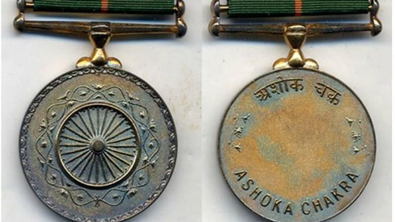 കശ്മീരിൽ കൊല്ലപ്പെട്ട പൊലീസുകാർ ബാബുറാമിനും അൽത്താഫ് ഹുസൈൻ ഭട്ടിനും അശോകചക്രയും കീർത്തിചക്രയും കശ്മീരിൽ കൊല്ലപ്പെട്ട പൊലീസുകാർ ബാബുറാമിനും അൽത്താഫ് ഹുസൈൻ ഭട്ടിനും അശോകചക്രയും കീർത്തിചക്രയും