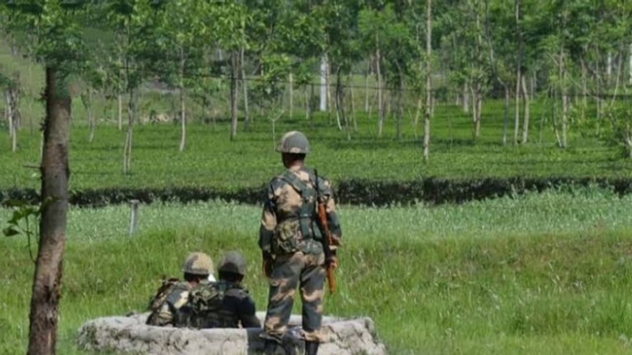 লক্ষ্য সীমান্ত এলাকায় শান্তি বজায় রাখা, মুর্শিদাবাদে জিরো পয়েন্টে কড়া নজরদারি লক্ষ্য সীমান্ত এলাকায় শান্তি বজায় রাখা, মুর্শিদাবাদে জিরো পয়েন্টে কড়া নজরদারি